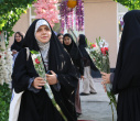 استقبال هیئت‌رئیسه دانشگاه علامه طباطبائی از دانشجویان با اهدای گل