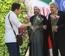 استقبال هیئت‌رئیسه دانشگاه علامه طباطبائی از دانشجویان با اهدای گل