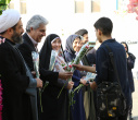 استقبال هیئت‌رئیسه دانشگاه علامه طباطبائی از دانشجویان با اهدای گل
