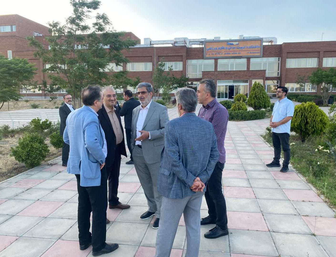بازدید خیّر مدرسه دانشگاه ساز دانشکده تربیت بدنی علوم ورزشی برای برآورد خسارات ناشی جنگ رمضان وشروع بازسازی دانشکده