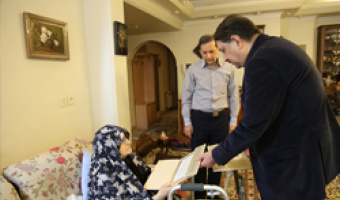تجلیل هیئت رئیسۀ دانشگاه علامهطباطبائی از خانوادۀ دانشجوی شهید/جای خالی پیمان