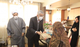 هیئت رئیسه دانشگاه علامه طباطبائی در دیدار با مادر شهید خمسه حسن زاده به مقام والای مادران شهدا ادای احترام کردند