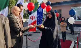 اهدای گل به دانشجویان نوورود مقطع کارشناسی توسط وزیر علوم، تحقیقات و فناوری/ گزارش تصویری