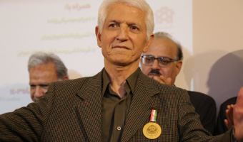 نشان سلامت اجتماعی بر سینه استاد پیشکسوت مددکاری اجتماعی دانشگاه علامه طباطبائی نشست