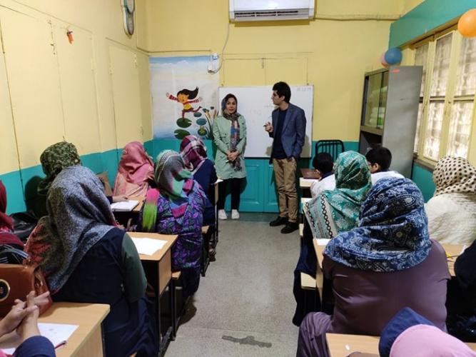 تدریس زبان فارسی توسط دانشجوی دکتری زبان و ادبیات فارسی دانشگاه علامه طباطبائی در داکا 