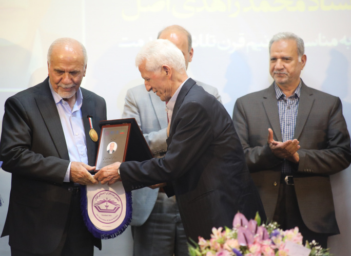 چهاردهمین نشان سلامت اجتماعی به استاد پیشکسوت دانشگاه علامه طباطبائی اهدا شد