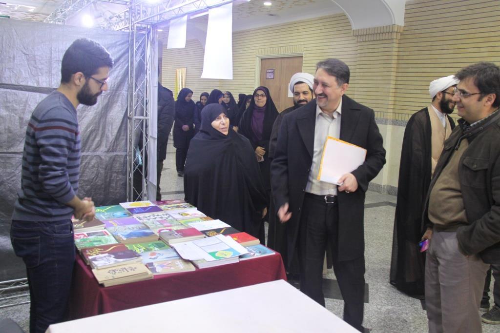 استقبال دانشجویان و کارکنان علمی و اداری خانم از نمایشگاه «آب و آیینه»