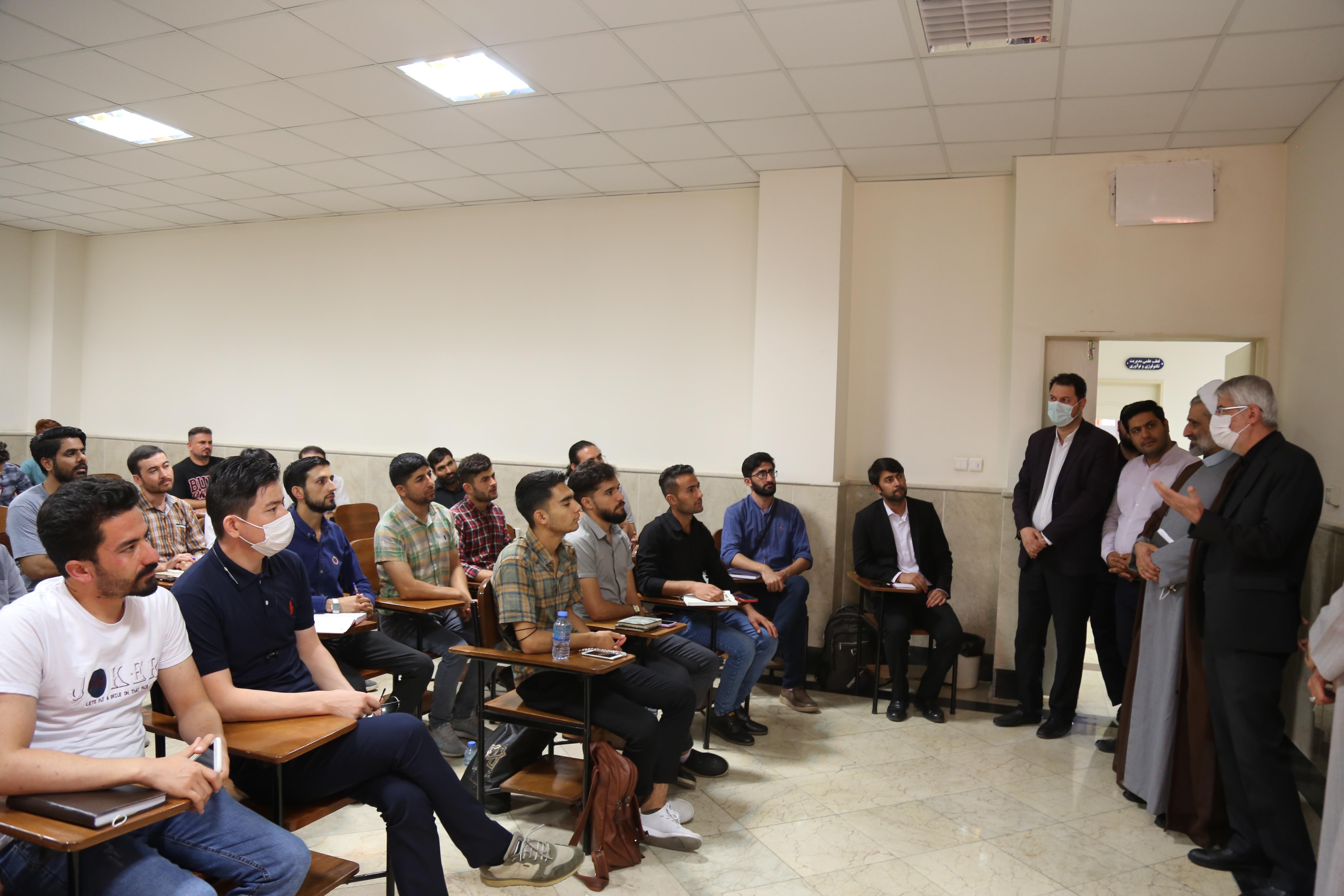 گزارش تصویری بازدید رئیس دانشگاه علامه طباطبائی از نحوه برگزاری نخستین دوره آموزشی فرهنگی دانشجویان بین الملل