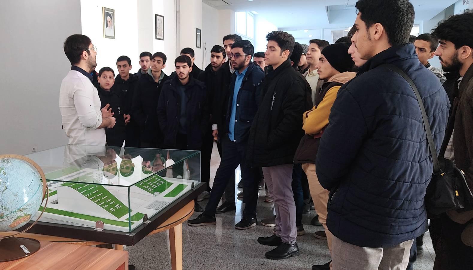 بازدید دانش آموزی از پردیس مرکزی دانشگاه علامه طباطبائی