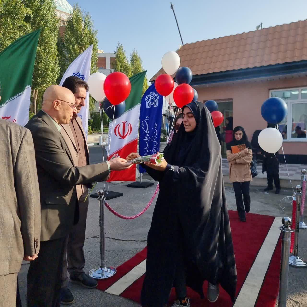 اهدای گل به دانشجویان نوورود مقطع کارشناسی توسط وزیر علوم، تحقیقات و فناوری/ گزارش تصویری