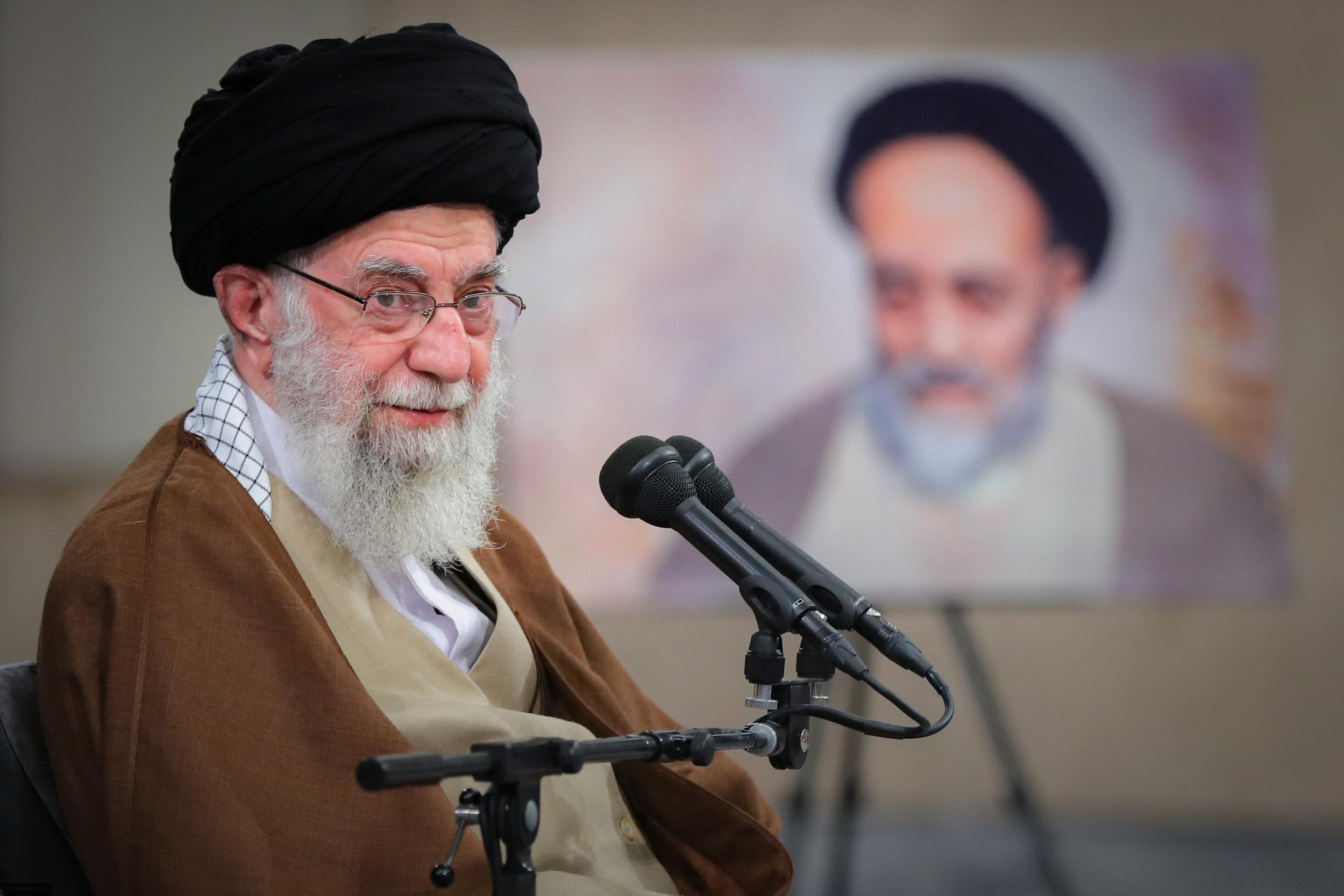 رئیس و جمعی از مسئولان دانشگاه علامه‌طباطبائی با مقام معظم رهبری دیدار کردند