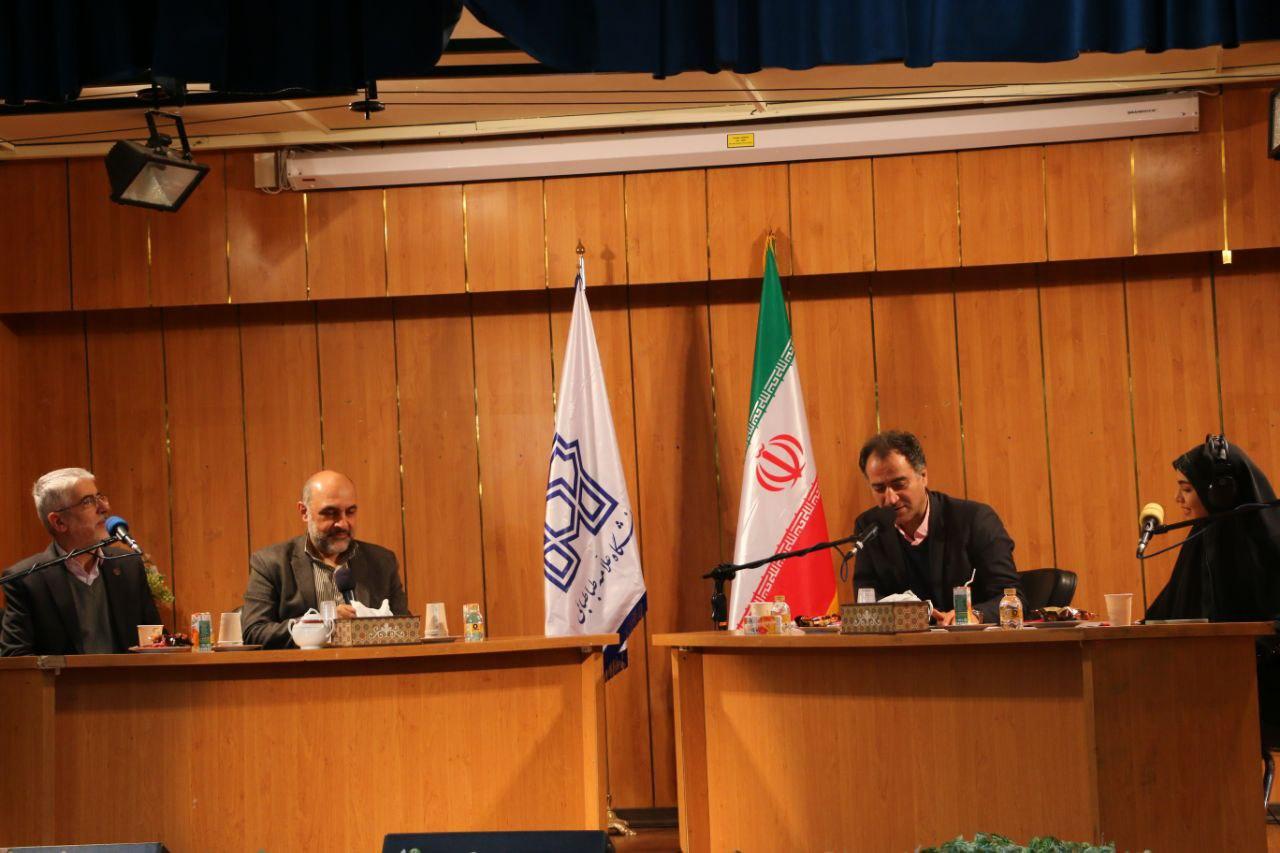 پخش زنده ویژه برنامه روز دانشجوی رادیو جوان از دانشکده ادبیات فارسی و زبان‌های خارجی دانشگاه علامه‌طباطبائی