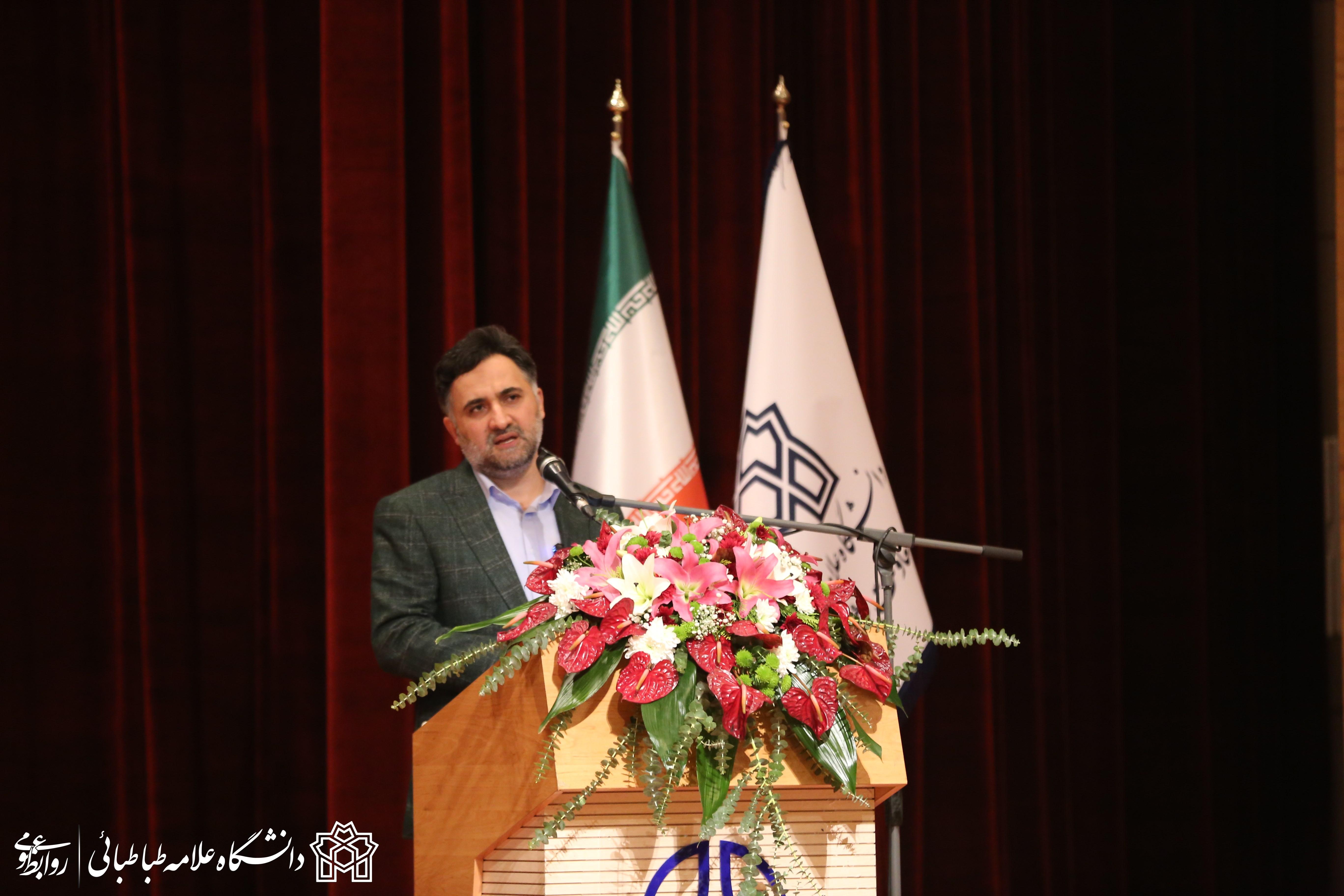 راه‌حل‌ بزرگترین مسائل جامعه در دانشگاه‌های علوم انسانی است