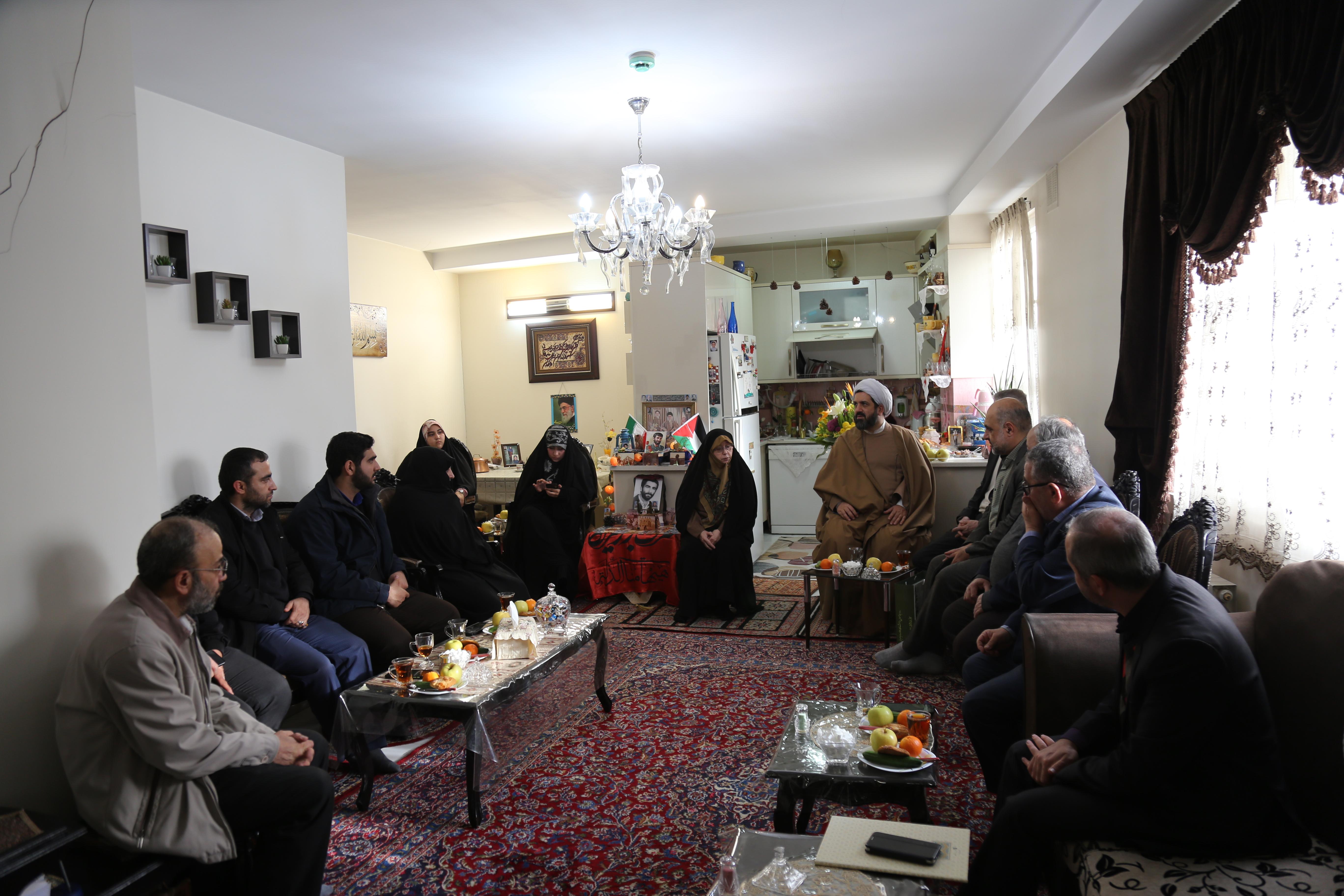 دیدار رئیس و جمعی از مسئولان دانشگاه علامه‌طباطبائی با خانواده شهید محمود کارون/ گزارش تصویری