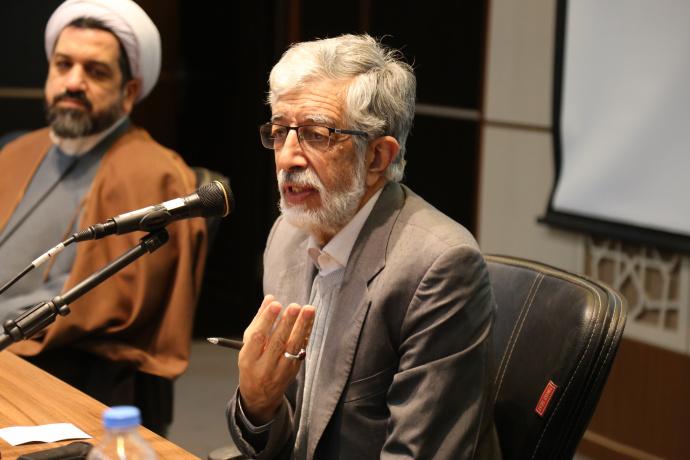 شاگرد پروری و عشق ورزیدن به شاگرد بااستعداد بر استادان واجب است