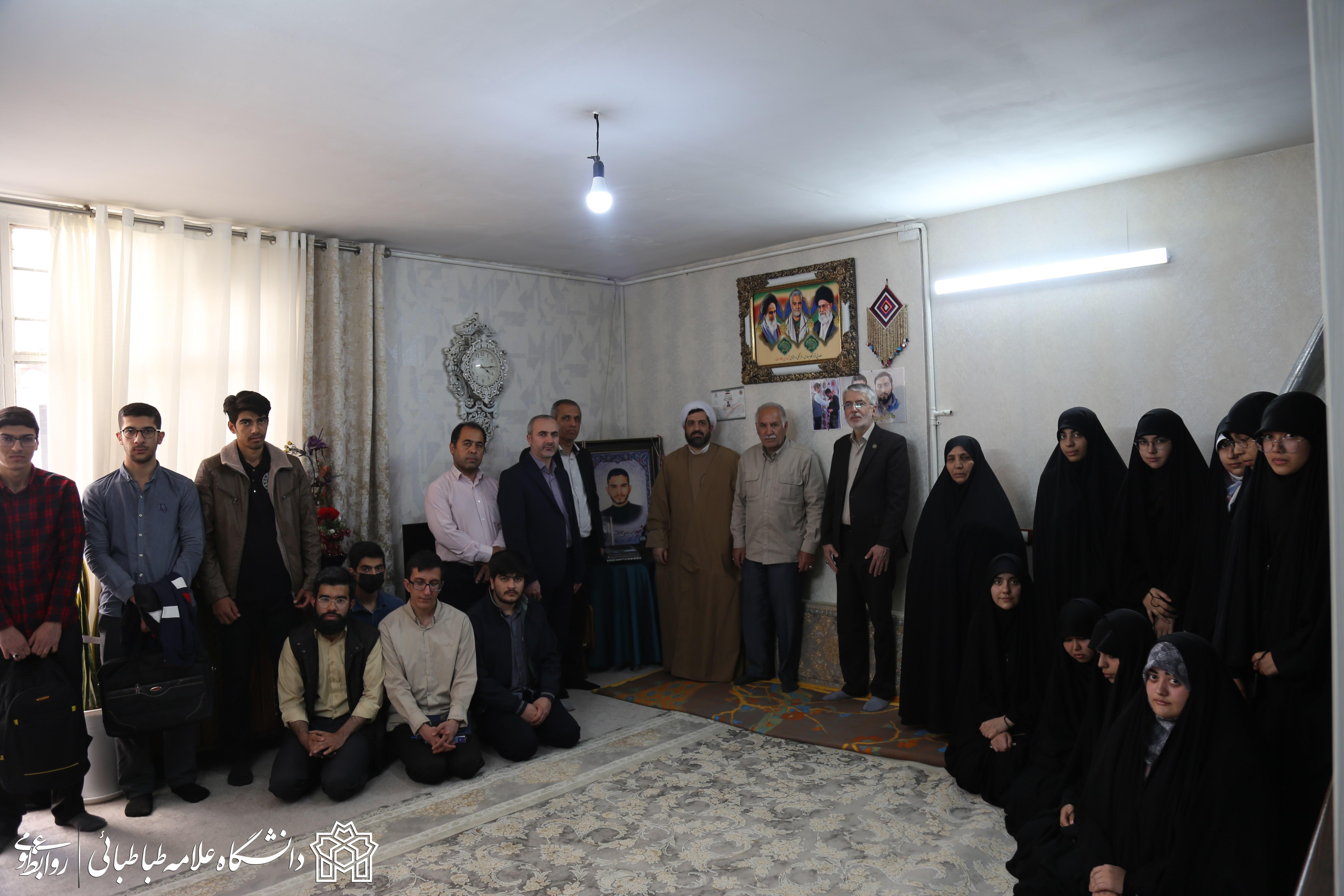 جمعی از دانشگاهیان دانشگاه علامه‌طباطبائی با خانواده شهید عجمیان دیدار کردند