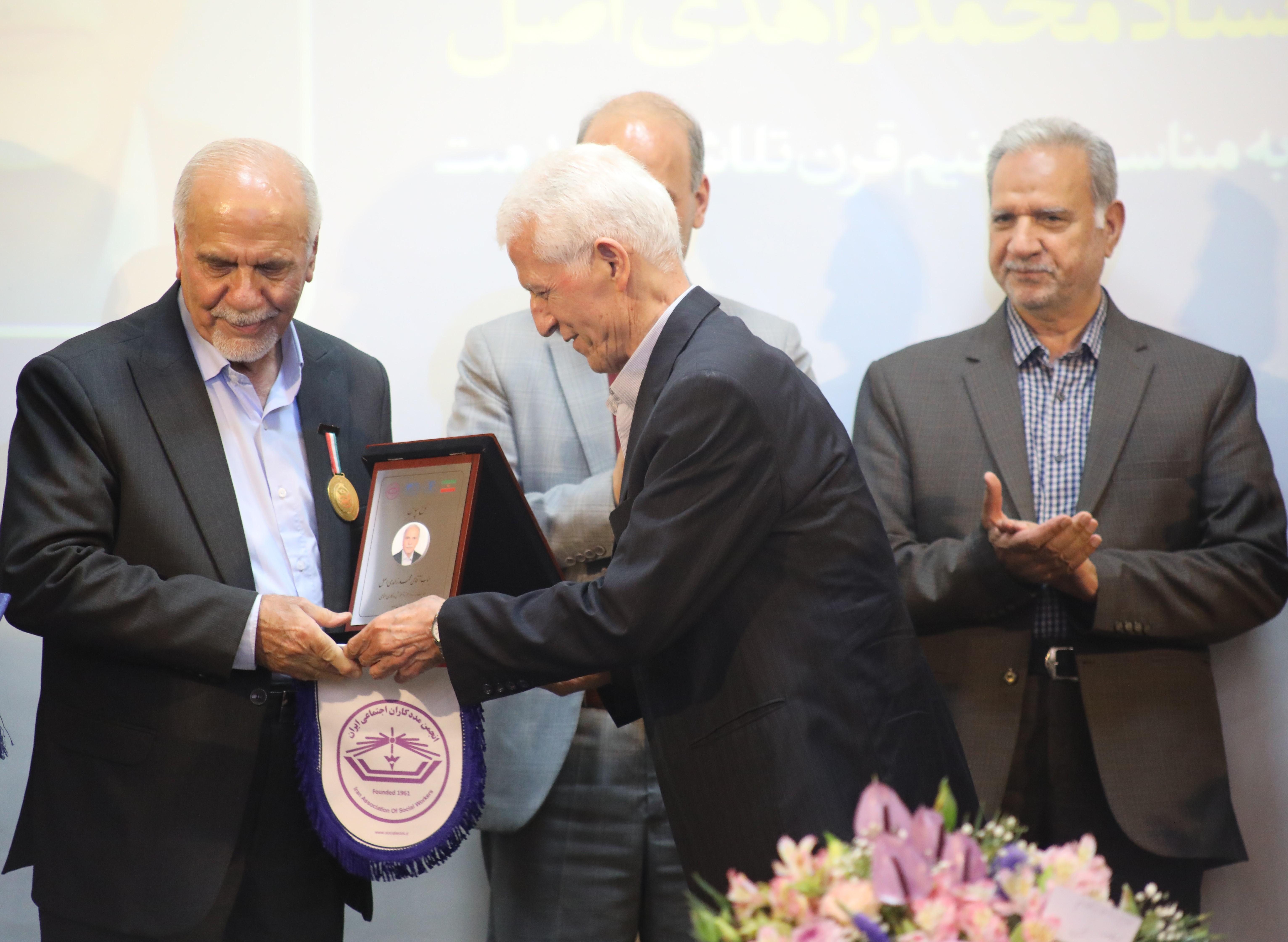 چهاردهمین نشان سلامت اجتماعی به استاد پیشکسوت دانشگاه علامه طباطبائی اهدا شد