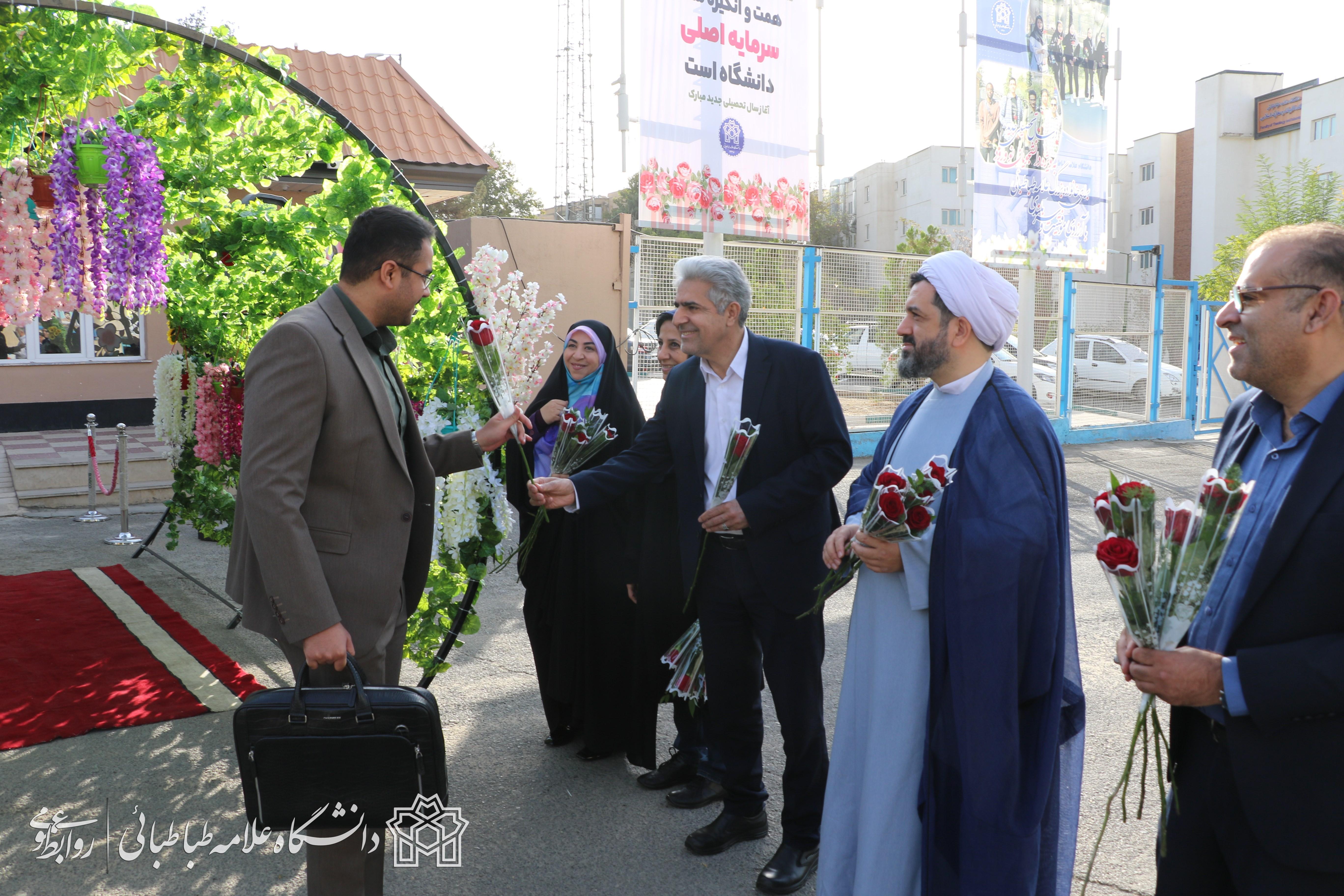 استقبال هیئت رئیسه دانشگاه علامه‌طباطبائی از دانشجویان در آغاز سال تحصیلی جدید